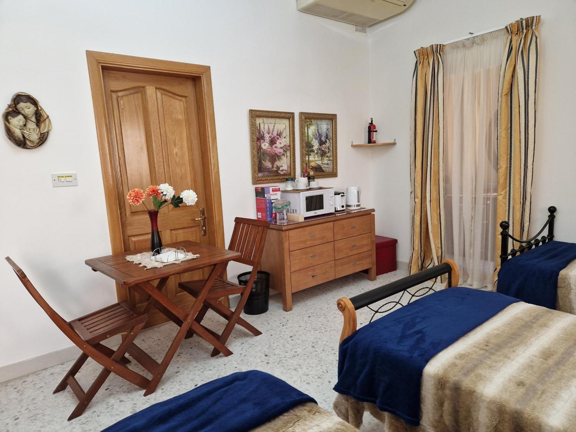 Saracini'S Homestay Аттард Экстерьер фото